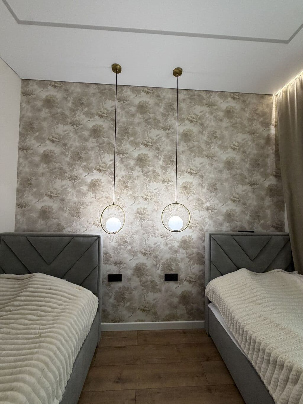 3 ком, Сталинка, 90 м2, этаж 1/3, Сост: Евроремонт
